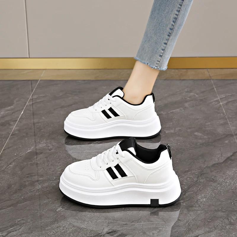 Eleganckie buty sportowo-rekreacyjne na wiosnę i jesień z koronką, z okrągłym noskiem. Modne, nowy styl, wygodne i trwałe, damskie.