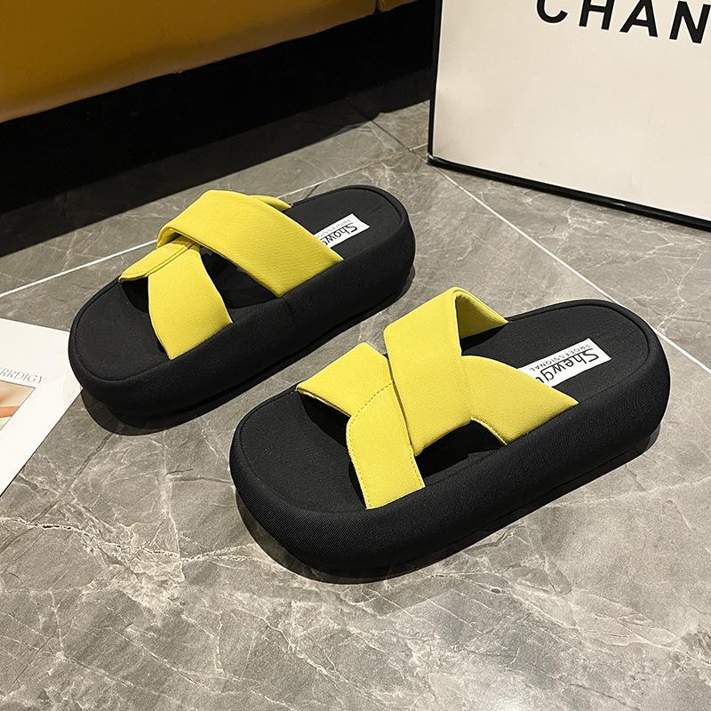 2025 summer new high-end fashion versatile slippers female Hong Kong style Internet celebrity versatile thick-bottomed cross one-word slippers