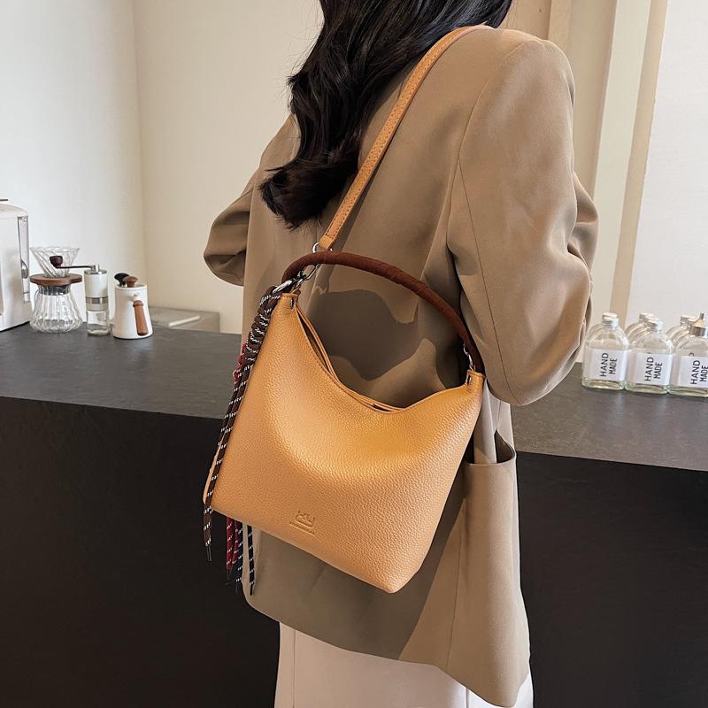 2025 new fashion trend retro milkshake white armpit bag lunch box bag shoulder crossbody women's handbag