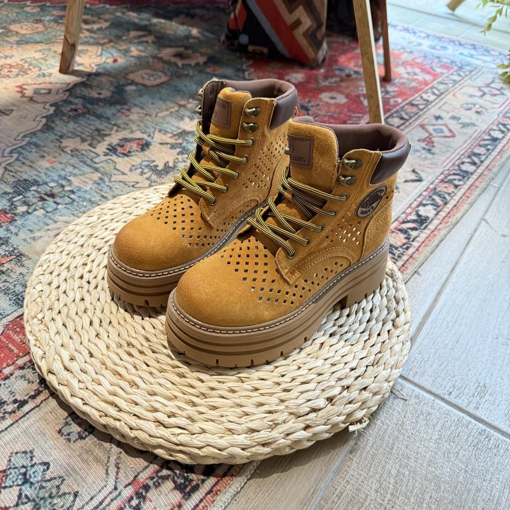 Evropská matná hovězí kůže stohovací boty dámské 2025 podzimní nošení krátké boty všestranná ležérní móda retro vysoké Martinovy boty vlna