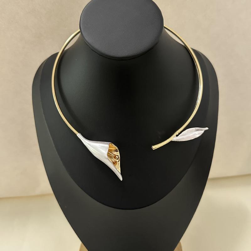 Simple And Light Luxury Temperament Cold Style Metal Leaf Flower Necklace Fashionable Personality Clavicle Chain Open Collar