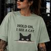 Warte mal, ich sehe eine Katze T-Shirt, Lustiges Katzenliebhaber T-Shirt, Schauende Schwarze Katze T-Shirt, Geschenk für Katzenmama, Introvertiertes Katzen T-Shirt