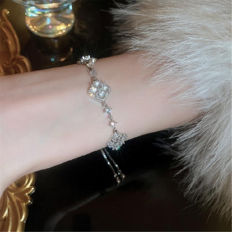 Stilvolles, blumengeprägtes, verstellbares Zirkonarmband, angenehm zu tragen, Legierungsschmuck mit sicherem Schiebeverschluss