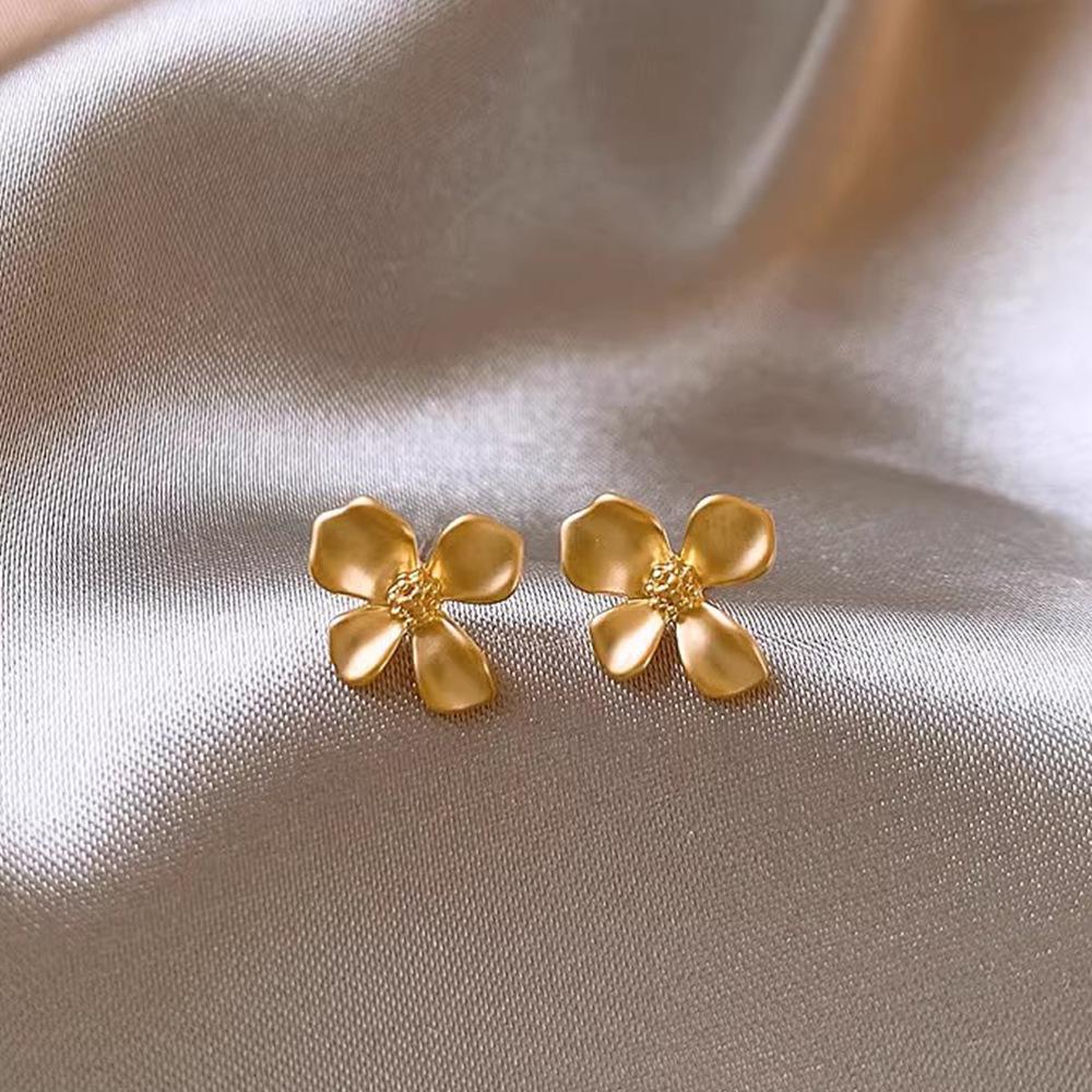 Elegant Zircon Flower and Pearl Stud Earrings - High-End Niche Design