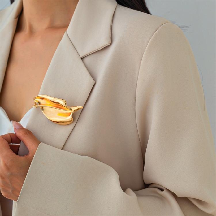 Sophisticated Alloy Irregular Leaf Brooch Trendy Fashion Lapel Pin Accessories for Business Meetings and Social Event