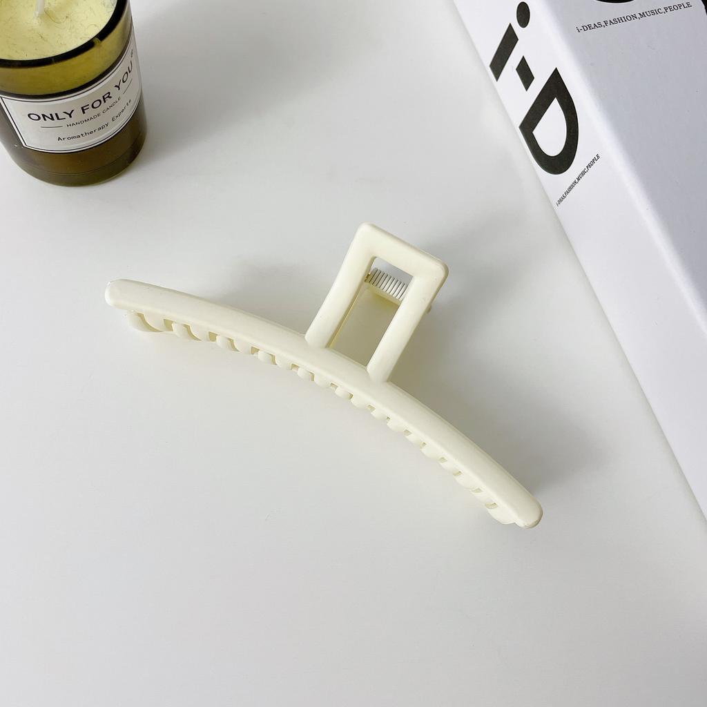 Beautifully Plastic Crafted Hair Claw Clips With Elegant Shapes And Vibrant Colors For Every Hairstyle Needs