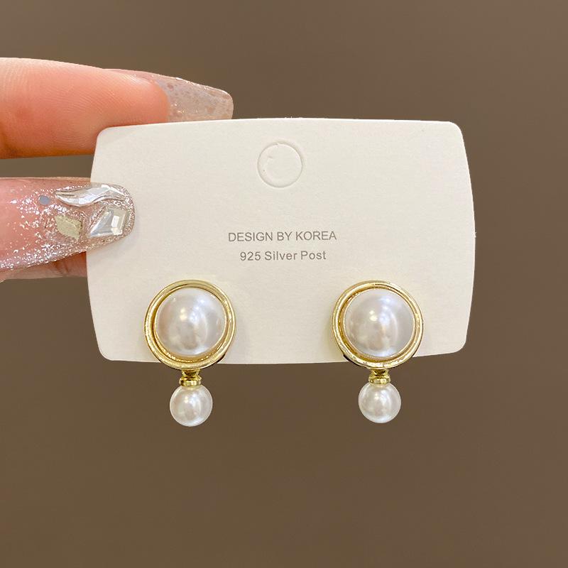 French Pearl Earrings Femininity Baroque Stud Earrings Fashion Personality Ears