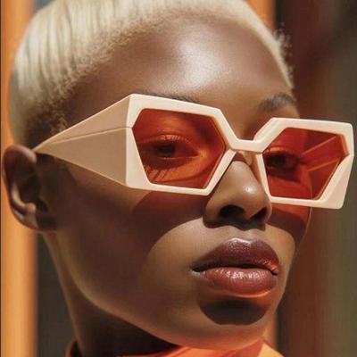 Lunettes de soleil élégantes européennes américaines pour femmes Mode Tendance Branches larges Lunettes de soleil pour hommes Lunettes de soleil pour femmes Design vintage