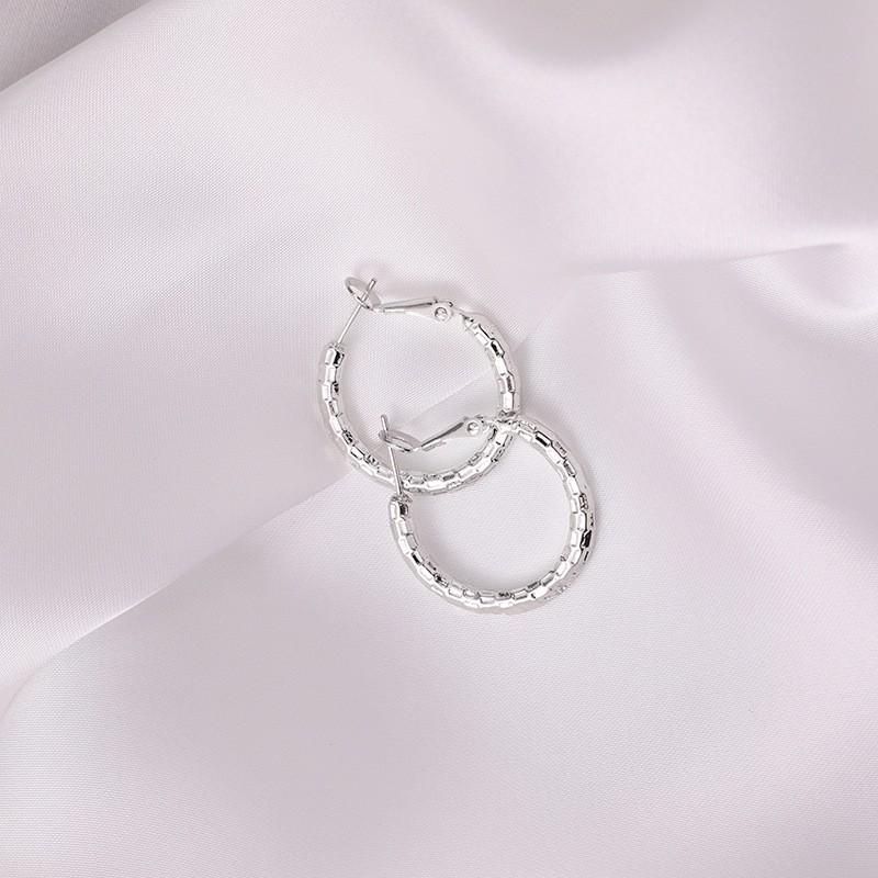 

Роскошные крупные серьги-кольца с преувеличенными бриллиантами для женщин - Модные украшения в холодном стиле