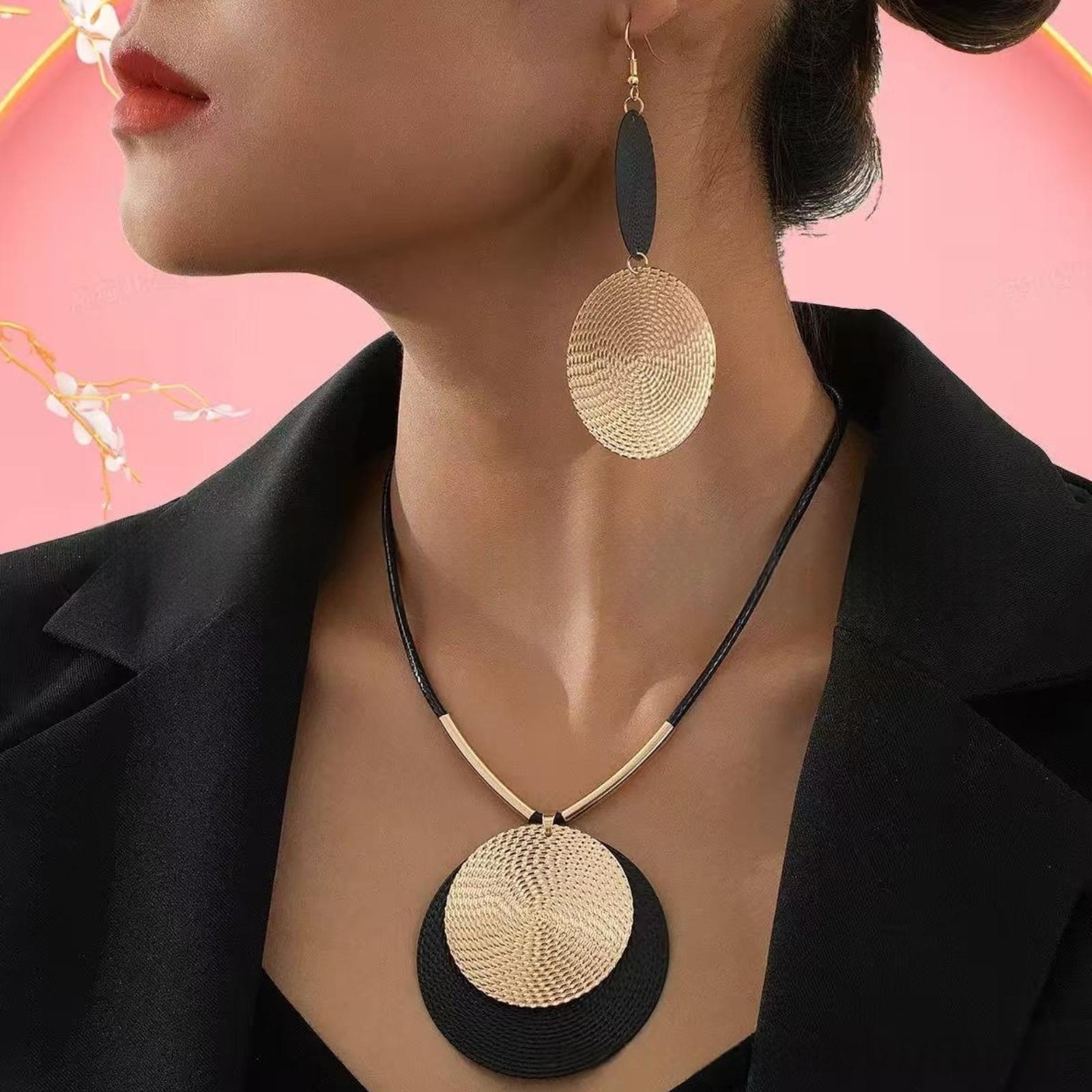 

Three-piece Set Of Large Round Earrings And A Choker One Size