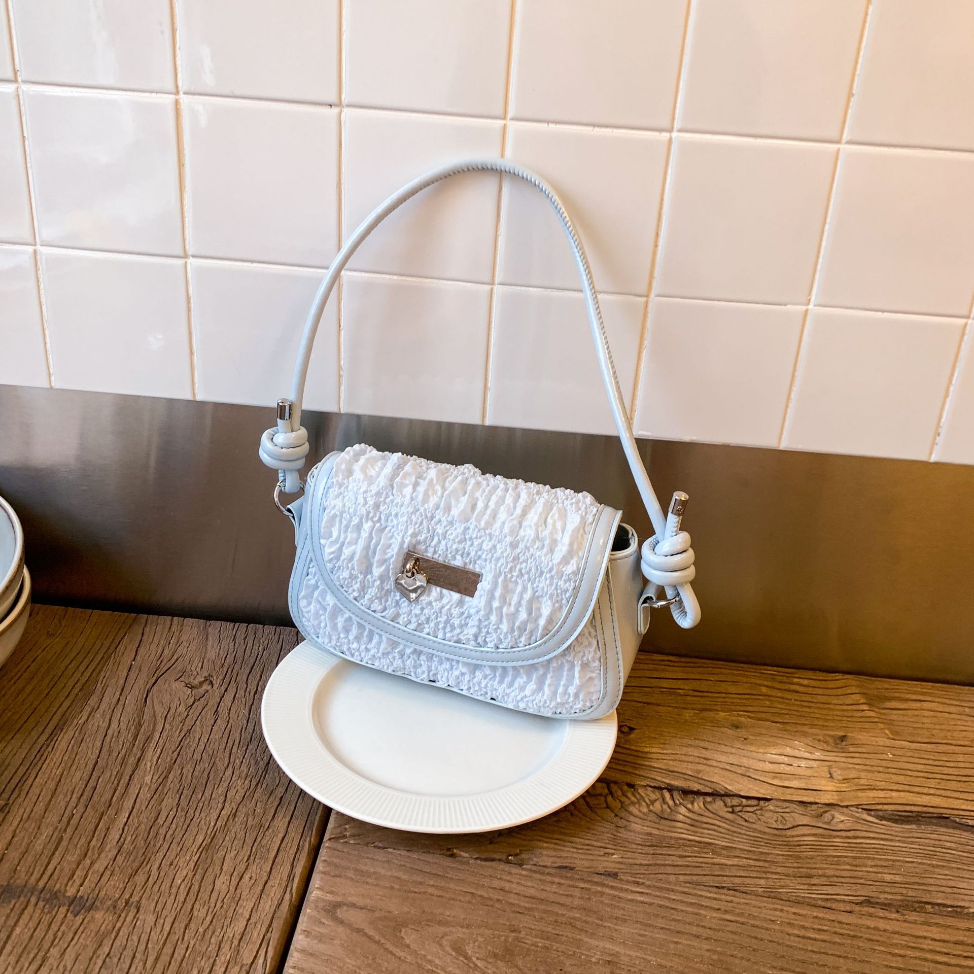 

High-end niche design bag women s 2025 new fresh portable messenger bag fashionable contrasting color semi-round saddle bag 22*7*10 синий