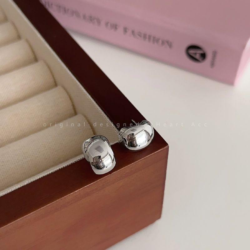 

Accessible Luxury Brushed Women s Metal Fall and Winter Elegant round Face Ear Studs Silver smooth earrings (Silver Needle)