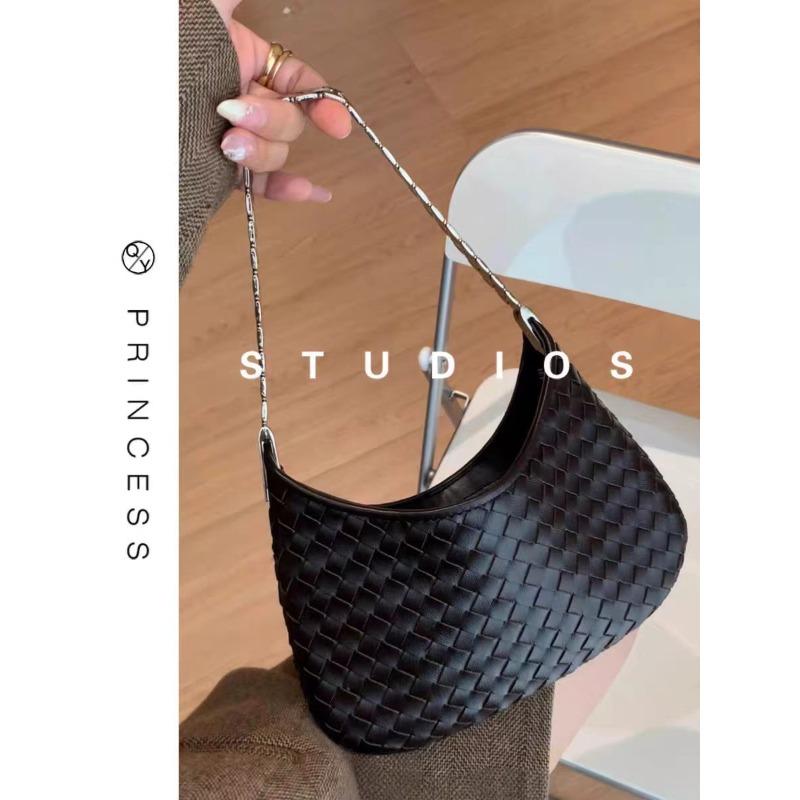 

Versatile woven tote bag women s new trendy high-end light luxury niche shoulder bag non-collision handbag чёрный