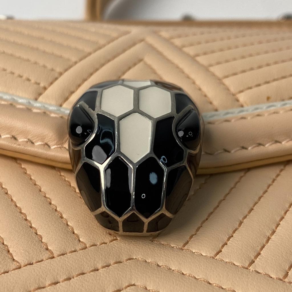 Używana torebka na ramię BVLGARI Różowa skóra Kobiety