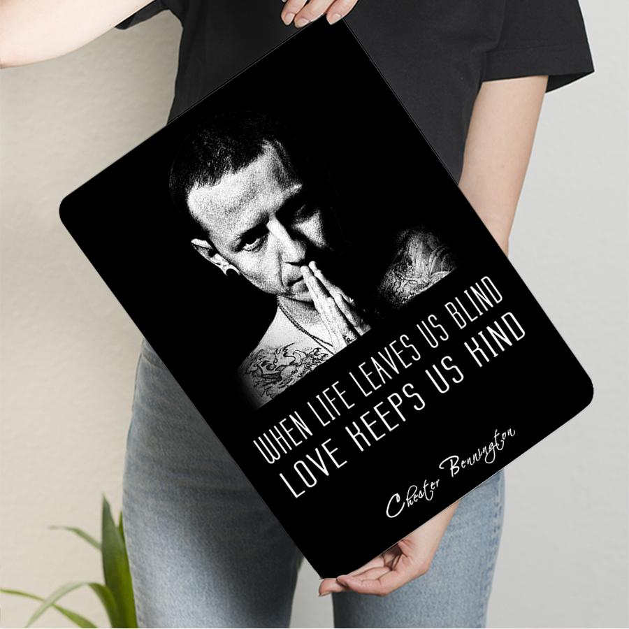 

Металлическая настенная картина с цитатой Честера Беннингтона: «Когда жизнь ослепляет нас, любовь делает нас добрыми». Декоративный музыкальный постер на заказ. 20x30cm（7.8x11.8inch）