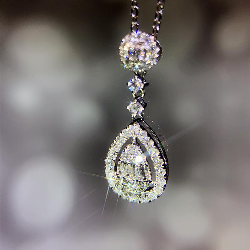 Luxury Pear-Shaped Diamond Pendant Necklace for Women – Water Drop Design with Clavicle Chain.
