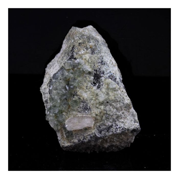 Pierres et Minéraux. Prehnite. 63.5 ct. St Christophe-en-Oisans, Bourg d'Oisans, France.