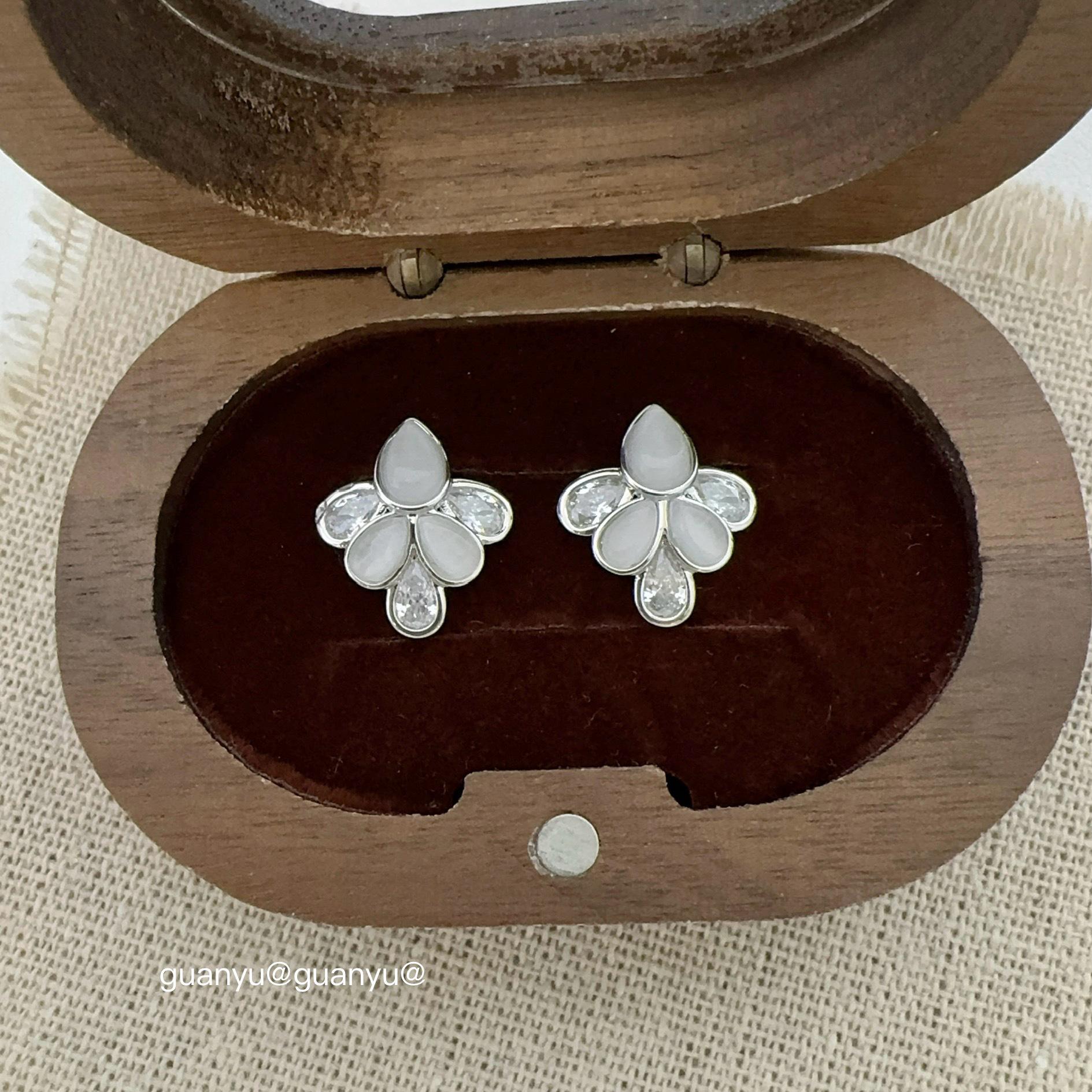 Изысканные серьги-подвески  Кошачий глаз  из циркона: Элегантная женская мода, роскошная и универсальная.