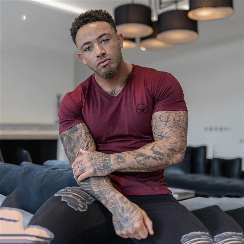 Muscleguys Nová značka Pánské tričko s výstřihem do V Bavlna Pohodlné Krátký rukáv Tričko Prodyšné Jednobarevné tričko Módní Slim fit tričko