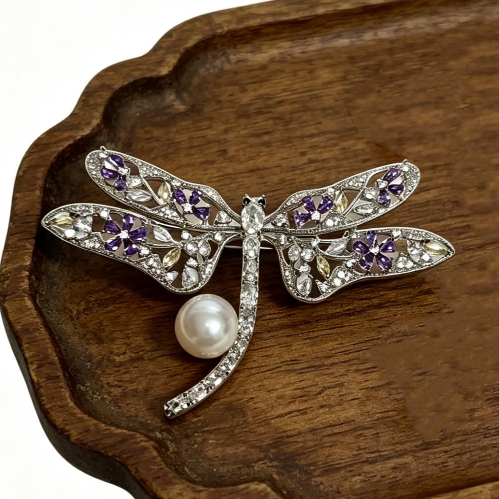 

Elegant natural freshwater pearl brooch with dragonfly design, exuding a natural luster. Crafted from copper and adorned with zircon