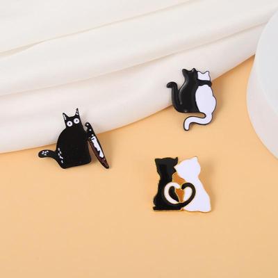 Schwarz-weiße Katze Emaille Brosche: Niedliches Kätzchen mit Messer & Katzen umarmen Design