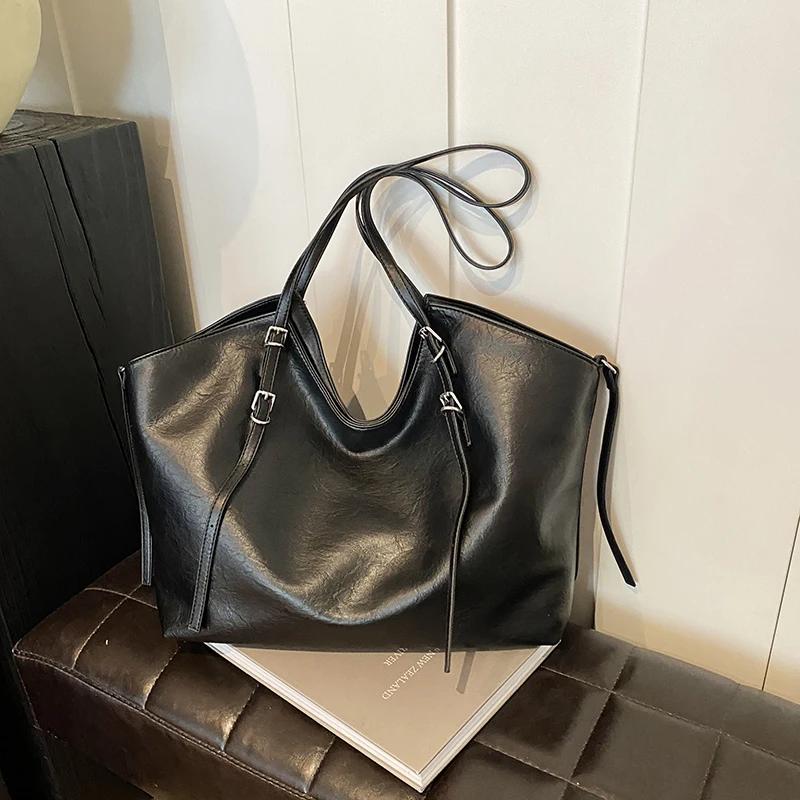 High Capacity PU Casual Bags for Ladies  Shoulder Hasp Bags  Zipper Interior Pocket  Versatile  High Quality