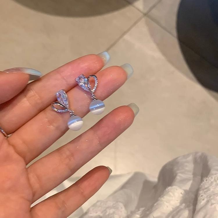 Heart-Shaped Cat's Eye Zircon Earrings: 2024 Trendy Niche Design Luxury Studs & Clips