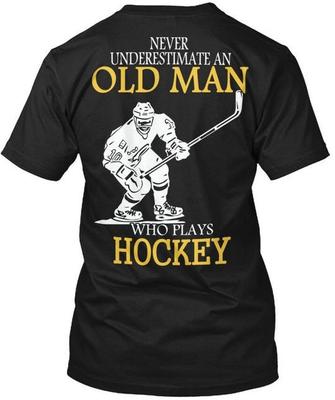 Hockey Alter Mann Unterschätze Nie Und Wer Spielt T-Shirt Hergestellt in den USA S-5XL