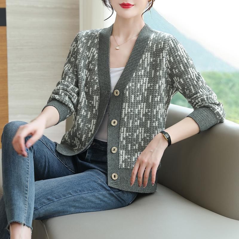 

Вязаный кардиган женский короткий новый в полоску с V-образным вырезом маленький свитер куртка осень и зима One Size