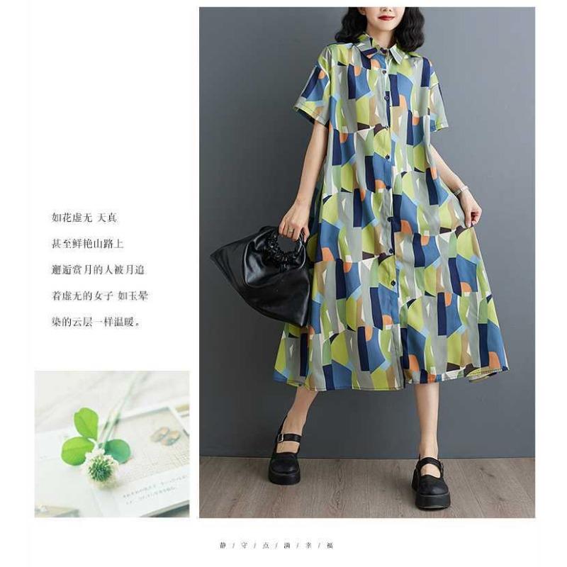 Rochie de lungime mijlocie, cu mâneci scurte, largi, cu imprimeu la modă