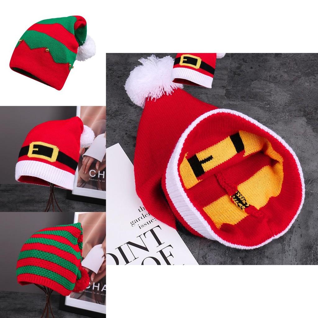 Urocza czerwona czapka z dzianiny z miękkimi pomponami, świąteczna tematyka