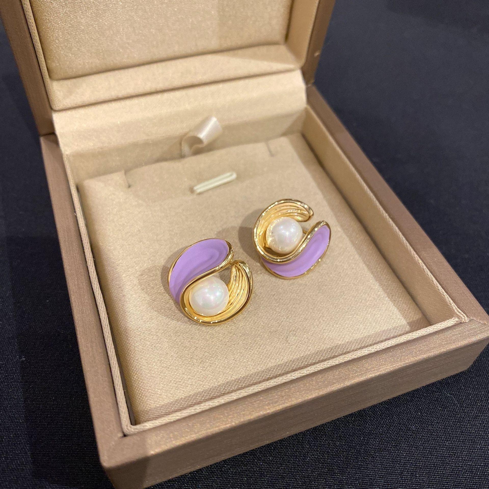 

Пряжка з перлинними вухами Сережки з французьким овальним дизайном Новорічні святкові легкі розкішні високоякісні металеві сережки для подружок нареченої Маленькі ароматні сережки