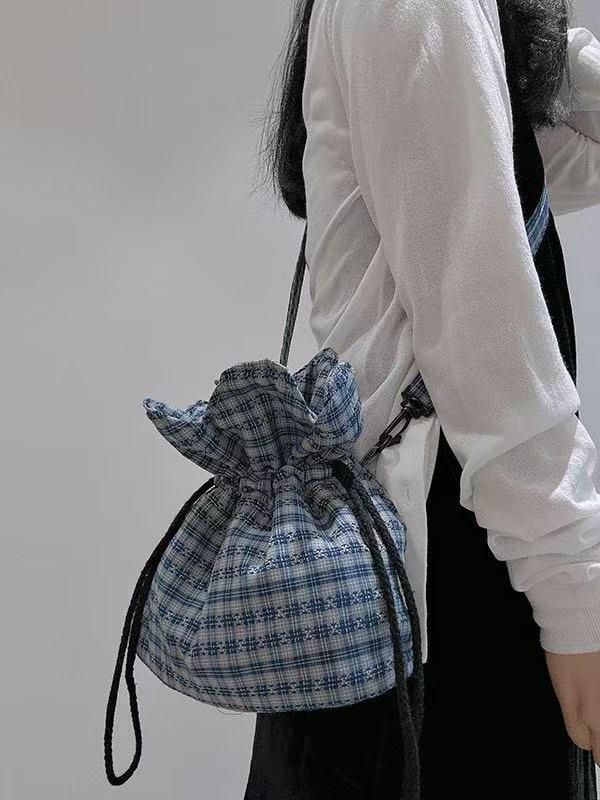 Blaue Dreifarbige Patchwork-Karos Jacquard Kordelzug Schultertasche - Vielseitige Sommer-Crossbody-Tasche