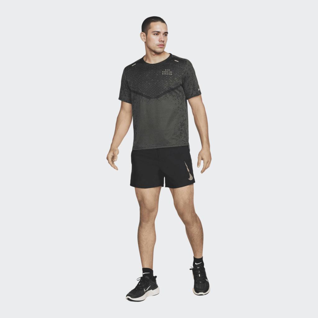 Nike Αντανακλαστική στάμπα Μονόχρωμο κοντομάνικο μπλουζάκι τρεξίματος Ανδρικά Τοπ Μαύρο DM4766-010
