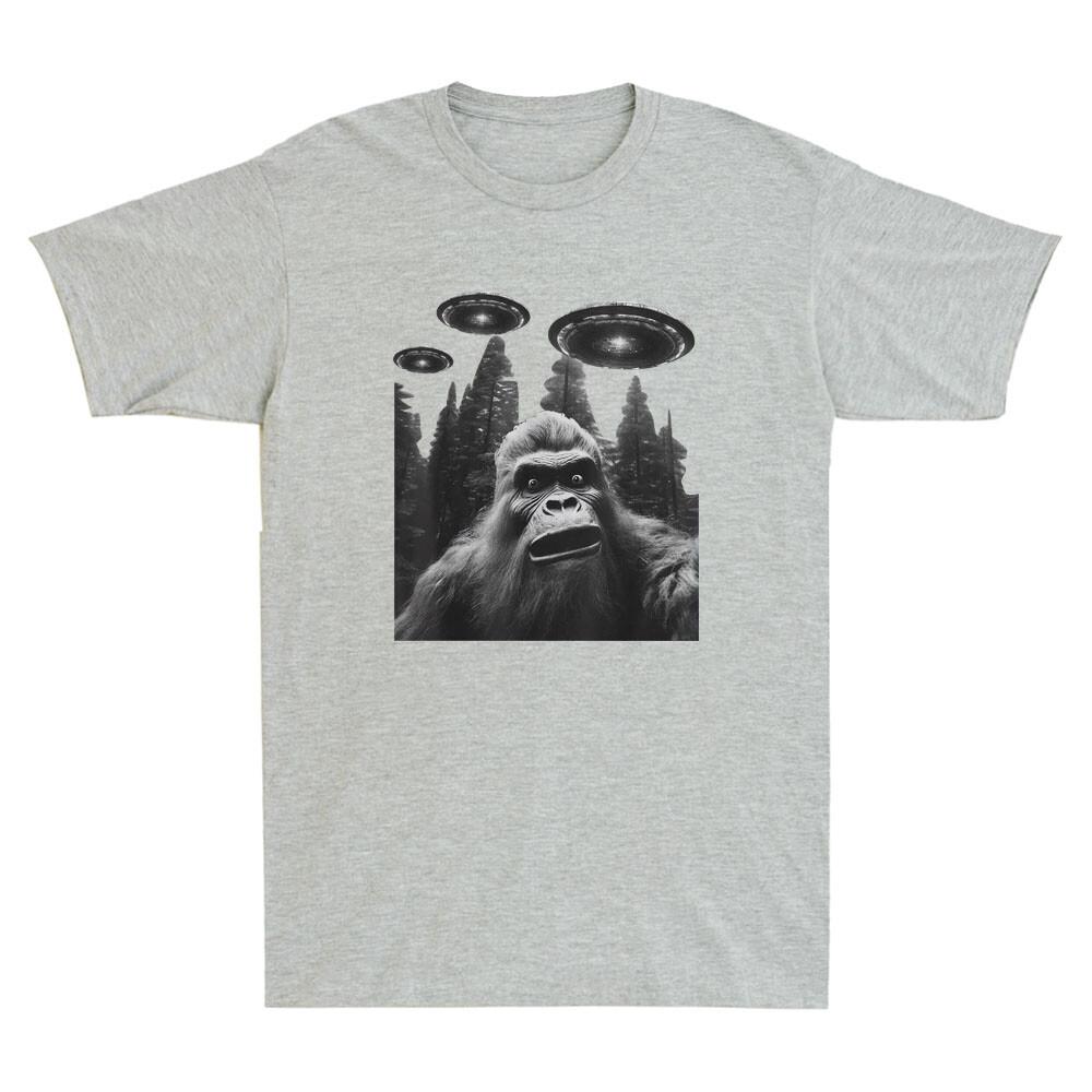 Bigfoot Sasquatch Selfie With Ufos Funny Bigfoot Lover Gift Retro Unisexs Tshirt
