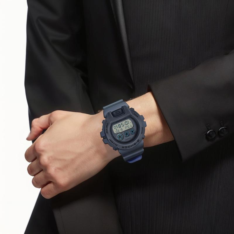 Casio G-SQUAD series 200 meters waterproof quartz movement resin strap Japanese and Korean watch men's watch gray dial DW-6900LU-8