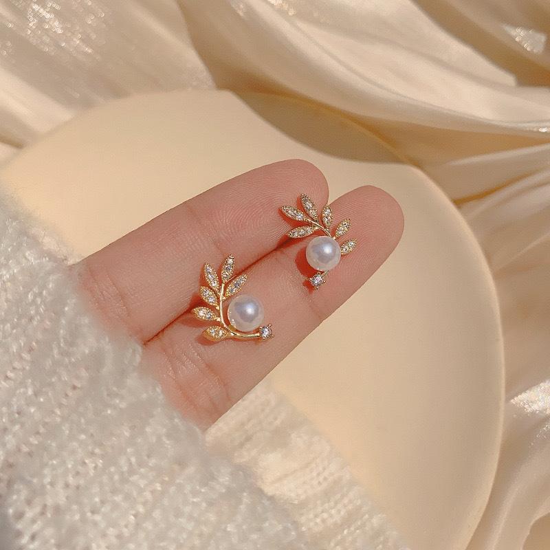 Leaf micro-inlaid pearl stud earrings women s new trendy small earrings fashion personality design temperament earrings