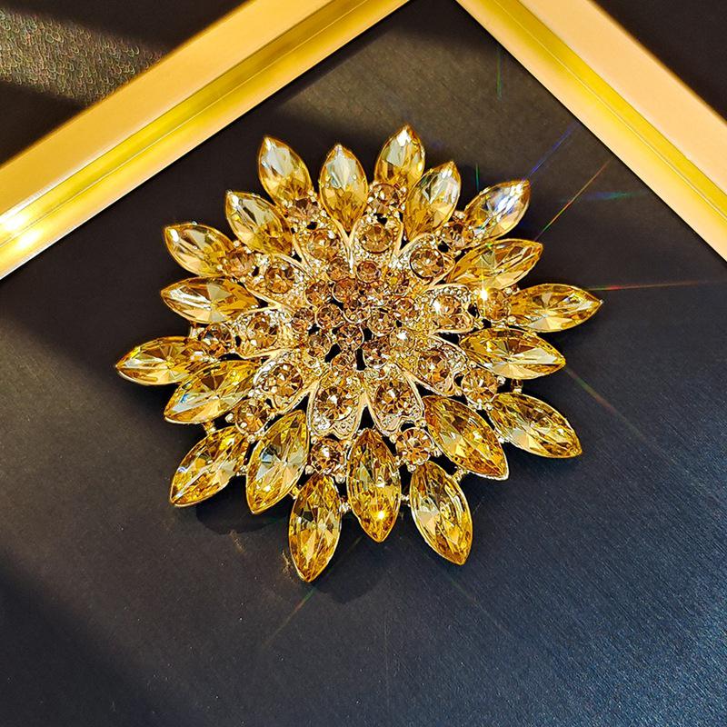 Elegant Rhinestone Animal Brooch: High-End Flower Design for Women's Coats and Accessories
