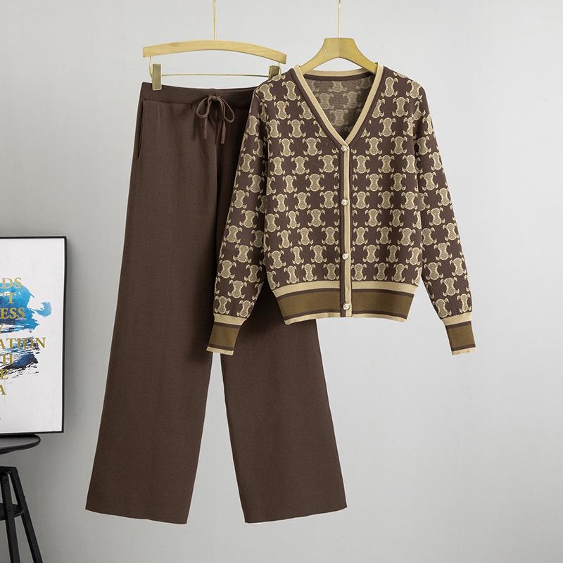 

Жіночий осінньо-зимовий в язаний светр і штани-кльош Комплект One Size кавовий