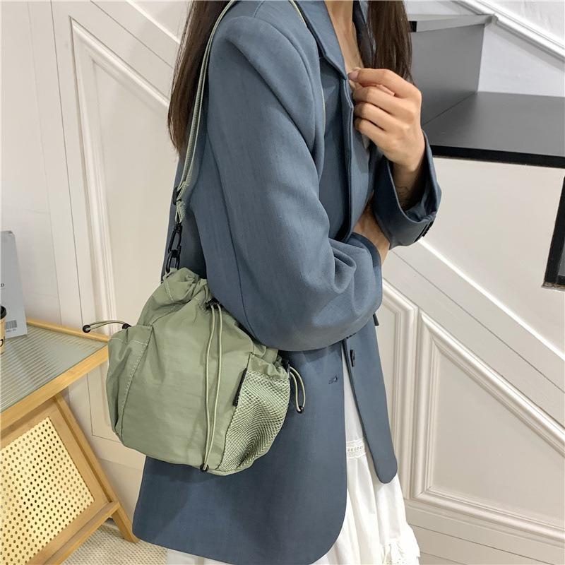 Niche design sense drawstring bucket bag outdoor sports leisure fashion versatile bag messenger bag women