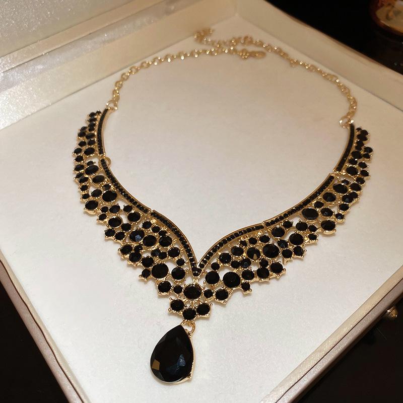 European & American Geometric Water Drop Diamond Necklace: Retro Court Style, High-End Luxury Clavicle Chain for Women.