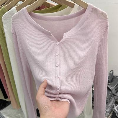 Eine neue Frühlings-Langarm-Bluse im koreanischen Stil, weich und anschmiegsam, für Damen zum Tragen unter Strickjacken, Pullovern und dünnen Mänteln
