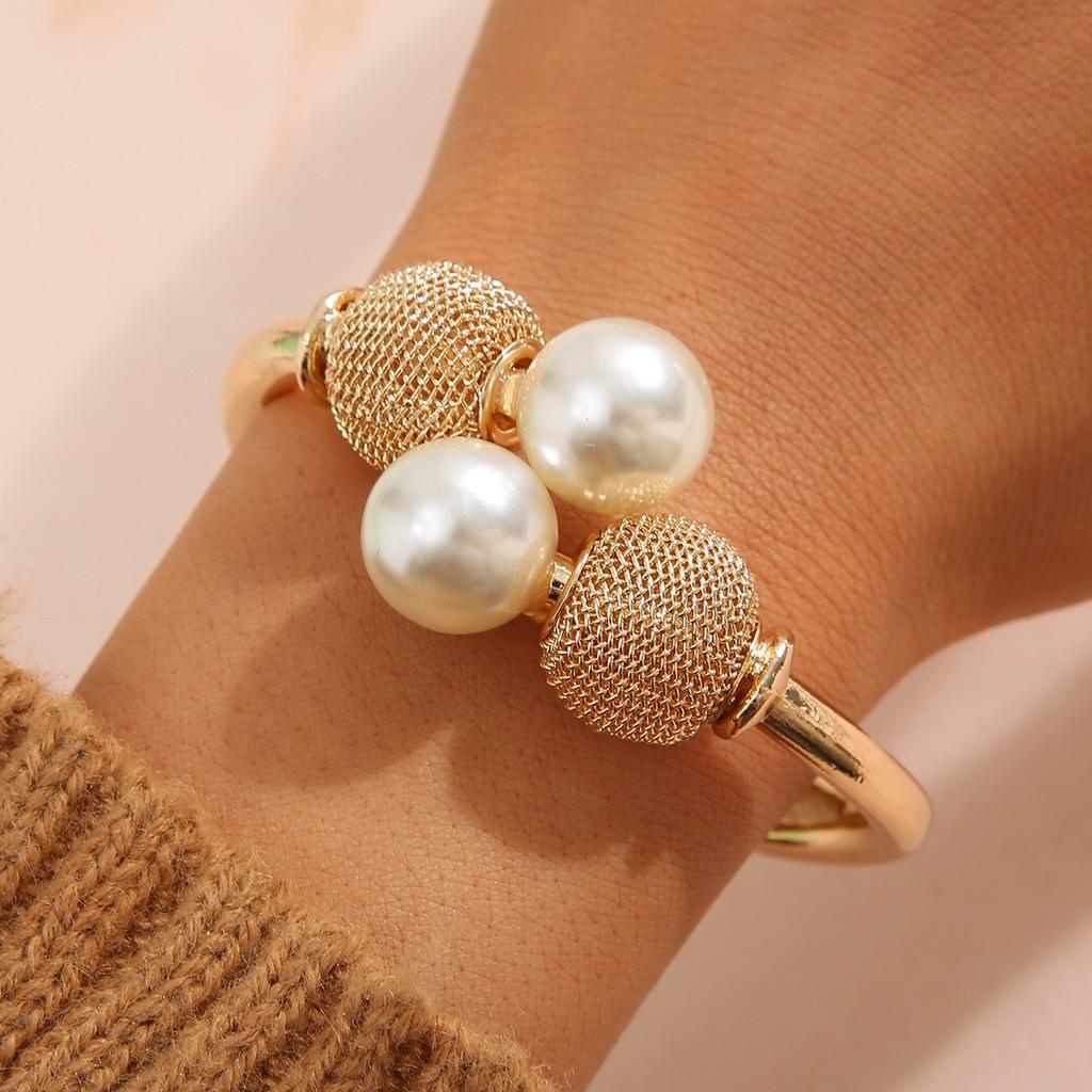 Einfache Große Perlen Goldfarbene Armreifen für Damen Punk Übertrieben Geometrisch Glattes Armband Mode Tägliches Tragen Schmuck Geschenke