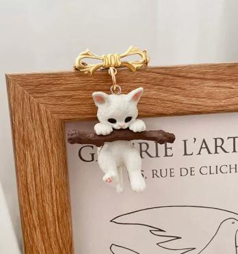 Resin Cat Brooch Cute Cat Climbing Branch Three-Dimensional Animal Pin Accessory for Clothing Bags and Hats Unique Cat Design One Size