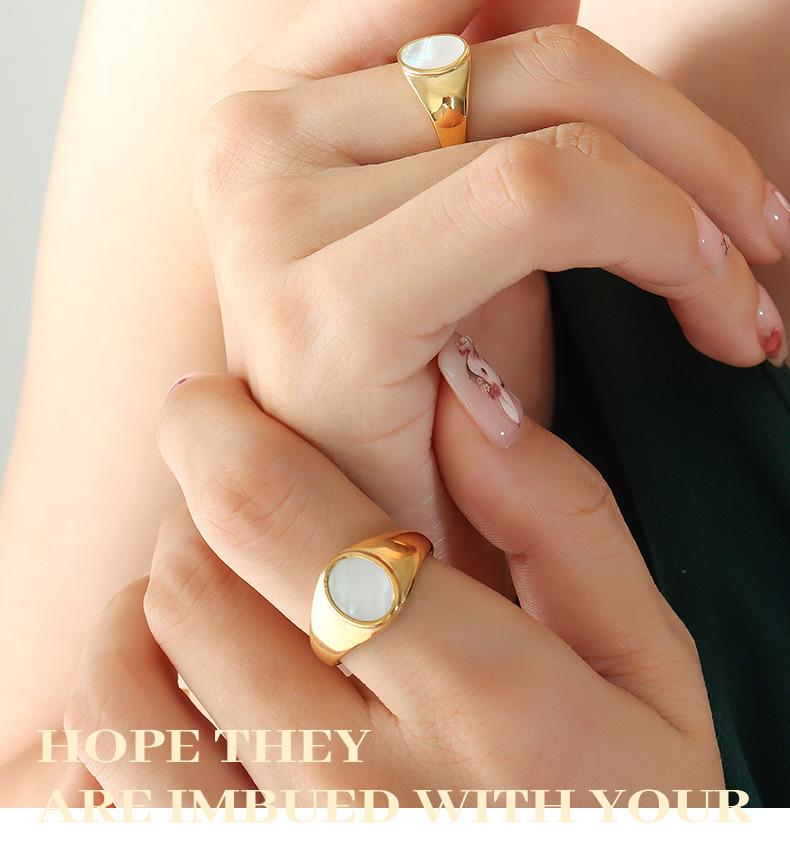Bague Personnalisée en Acier Titane Plaqué Or avec Nacre Blanche et Zircon - Bijou de Main Résistant à la Décoloration