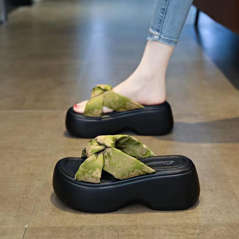 La hauteur est augmentée de 6 cm, le petit homme fait du 34, et les pantoufles pour femmes sont légères et super épaisses en été. L'homme petit je