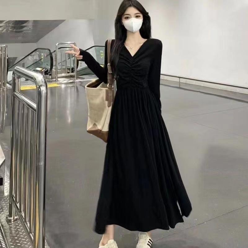 Long-sleeved new design French temperament dress retro waist black thin bottom pleated V-neck