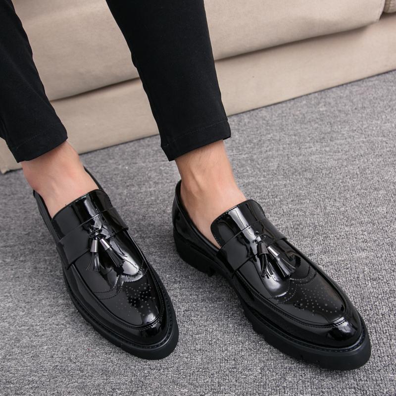 Mode Mode Goldene Herren Casual Slipper Quasten Lackleder Loafer Dicke Sohle Elevator Schuhe Herren Partyschuhe Business Schuhe Brogue