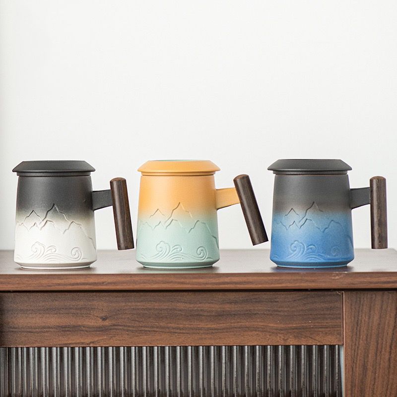 Handcrafted Ceramic Tea Mug with Infuser and Lid – 400ml Heat-Resistant Cup with Wooden Handle, Artistic Mountain Design