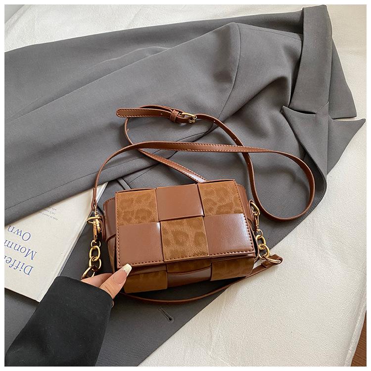 

Korean version of niche contrasting color woven small square bag 2025 new versatile retro trend shoulder bag ins messenger women s bag